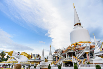 大白色宝塔和佛雕像下的蓝色的天空的晚上什么那我们佛教寺庙是具有里程碑意义的那空Thammarat省泰国大白色宝塔什么那我们泰国
