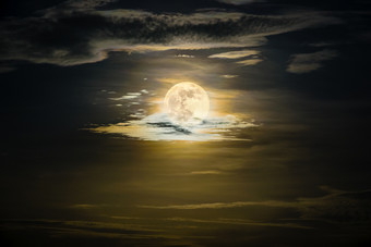 超级完整的月亮的黄色的天空午夜金月光反映的云美丽的自然景观视图晚上场景为背景完整的月亮的金天空晚上