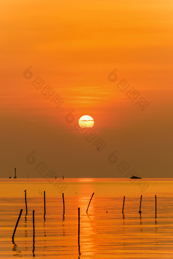 美丽的自然景观明亮的黄色的太阳反映橙色光的水表面的海和金阳光天空色彩斑斓的日落的<strong>热带海岸</strong>bangpusamutprakan泰国色彩斑斓的日落的<strong>热带海岸</strong>泰国