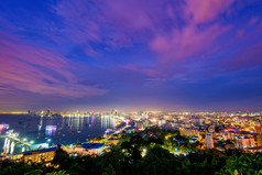 高视图的观点看到城市景观与色彩斑斓的光的海滩和的海芭堤雅湾美丽的景观芭堤雅城市晚上场景具有里程碑意义的春武里旅行亚洲泰国芭堤雅城市晚上场景具有里程碑意义的泰国
