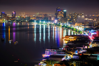 高视图的观点看到城市景观与色彩斑斓的光的海滩和的海芭堤雅湾美丽的景观芭堤雅城市晚上场景具有里程碑意义的春武里旅行亚洲泰国芭堤雅城市晚上场景具有里程碑意义的泰国