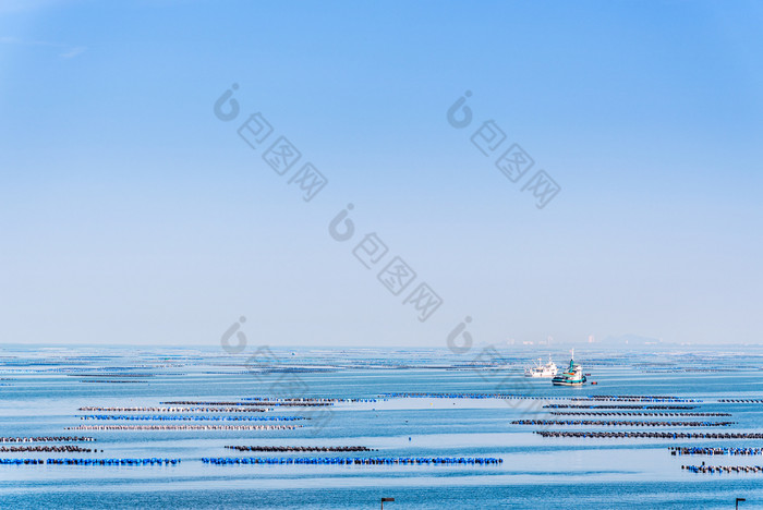 美丽的自然景观的蓝色的海下的蓝色的天空和浮动浮标为贻贝佩尔纳维里迪斯农业船和沿海钓鱼法KOH阿来岛chon武里府泰国贻贝佩尔纳维里迪斯农业泰国