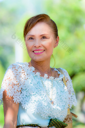 前面肖像美丽的亚洲中年女人好健康衣服泰国风格衣服微笑幸福的的自然绿色树背景美丽的亚洲中年女人