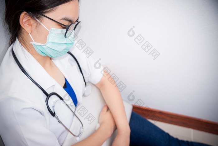 亚洲年轻的女人医生穿面具安全冠状病毒坐的地板上睡觉与疲惫从过度劳累概念取哪你自己帮助医生停止的疫情新冠病毒病毒女人医生睡觉与疲惫