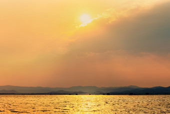 美丽的自然景观太阳照明亮的金的云反映黄色的光的天空和水表面热带湖夏天山背景krasiao大坝suphan武里府泰国太阳照金的云夏天