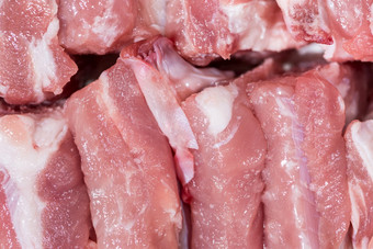 关闭前视图包块生肉猪肉腰部骨新鲜的红色的猪肉与白色脂肪猪肉肋骨减少成块和把他们行关闭包生猪肉肋骨