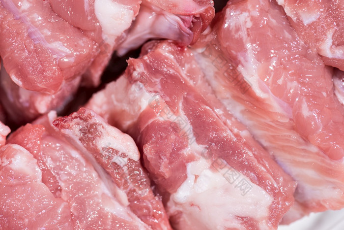 关闭前视图包块生肉猪肉腰部骨新鲜的红色的猪肉与白色脂肪猪肉肋骨减少成块和把他们行关闭包生猪肉肋骨