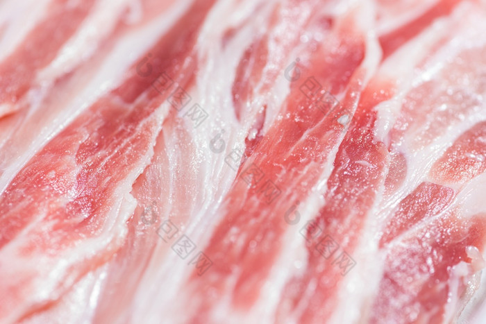 关闭前视图包培根块生肉新鲜的红色的猪肉与白色脂肪片是切片成薄条堆放前每一个其他特写镜头包新鲜的培根猪肉片