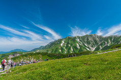 立山日本8月身份不明的游客走沿着山观光路线立山黑部高山路线日本阿尔卑斯山脉立山日本