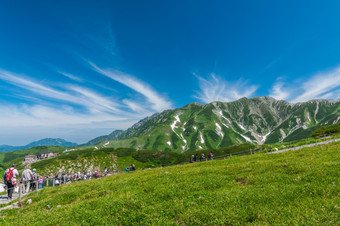 立山<strong>日本</strong>8月身份不明的游客走沿着山观光路线立山黑部高山路线<strong>日本</strong>阿尔卑斯山脉立山<strong>日本</strong>