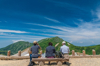 立山日本8月身份不明的游客relxing和看全景视图山立山黑部高山路线日本阿尔卑斯山脉立山日本