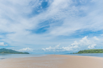 海滩场景显示沙子海和天空甲米泰国