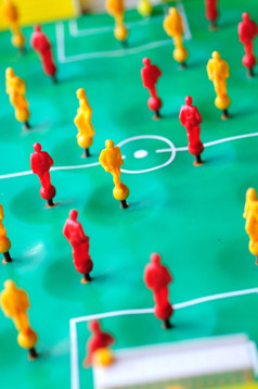 宏拍摄红色的和黄色的球员桌面足球游戏