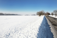 农村冬天场景与雪场和路