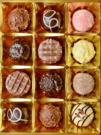前视图比利时巧克力果仁糖的盒子甜蜜的果仁糖关闭背景