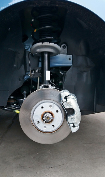 特写镜头阀瓣刹车与卡尺在轮胎更换车维护