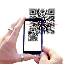 视图在的移动电话屏幕在扫描代码孤立的白色背景手持有移动电话和扫描代码