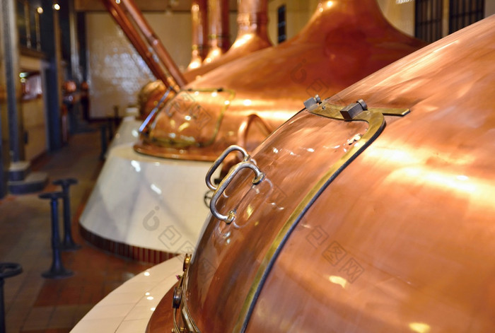 视图啤酒啤酒厂室内与传统的发酵铜大桶