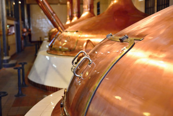 视图啤酒啤酒厂室内与<strong>传统的</strong>发酵铜大桶
