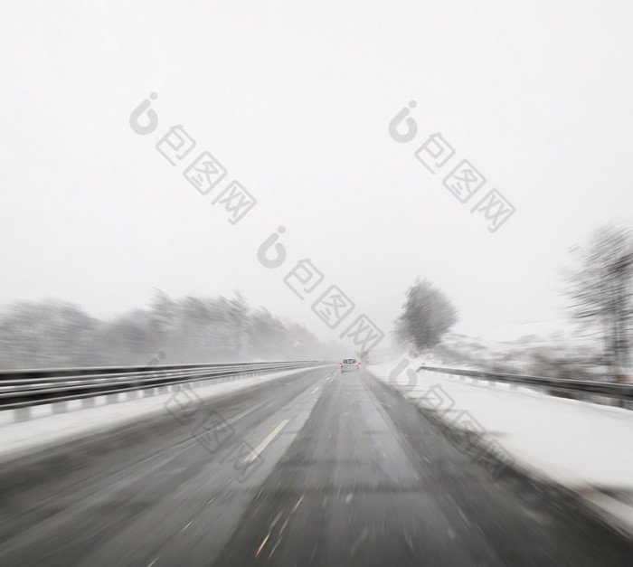 开车车糖衣雪冬天高速公路点视图观点在开车车冬天季节变焦效果的其他车的前面