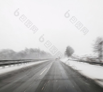 开车车糖衣雪冬天高速公路点视图观点在开车车冬天季节变焦效果的其他车的前面