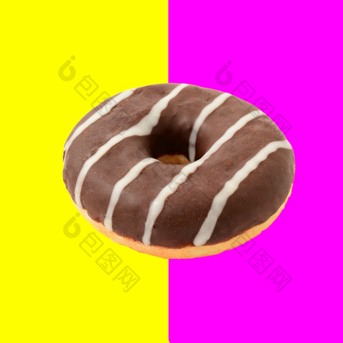 一个整个巧克力甜甜圈孤立的在一半粉红色的和一半黄色的背景复古的古董风格图像
