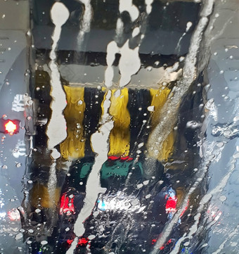 车洗车洗视图通过的湿挡风玻璃的刷洗车车洗