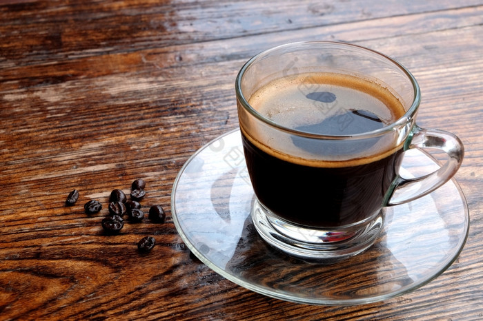 咖啡杯与烤咖啡豆子木背景咖啡杯与烤咖啡豆子