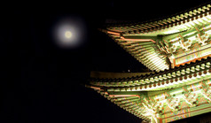 屋顶Gyeongbokgung宫与完整的月亮首尔晚上南韩国