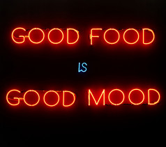 照亮霓虹灯标志显示好食物好情绪黑色的背景