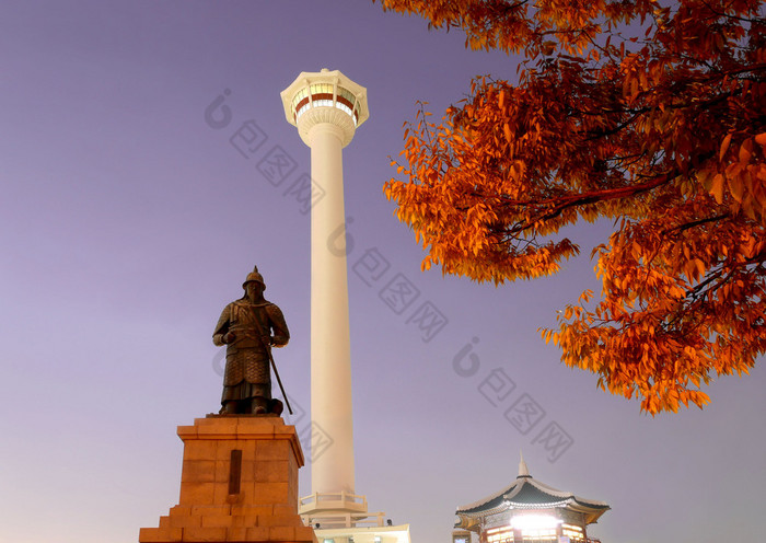 釜山塔和雕像海军上将Sun-sin龙头山公园晚上韩国釜山塔晚上韩国