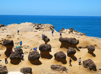 许多游客访问野<strong>柳地质公园</strong>看到的石头<strong>奇怪</strong>的形状蘑菇这些岩石引起的的侵蚀海波