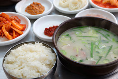 朝鲜文食物dwaeji-gukbap大米和猪肉汤热气腾腾的石头碗