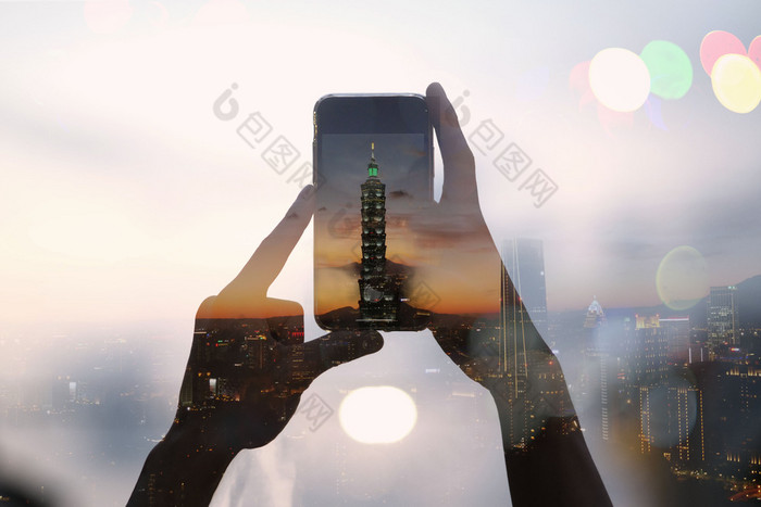 双曝光旅行者采取图片与智能手机和城市景观台北建筑台湾