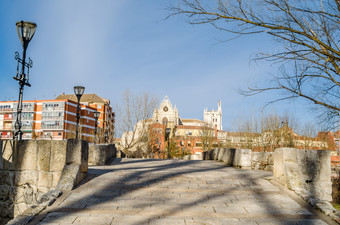 视图的哥特大教堂之地从的中世纪的桥