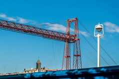 视图从Portugalete西班牙的著名的比斯开亚省桥建宣布世界遗产网站联合国教科文组织和的小镇的的背景