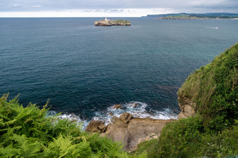 视图穆罗<strong>岛岛</strong>穆罗小无人居住的<strong>岛</strong>与世纪灯塔的湾比斯开湾位于从的<strong>马</strong>格达莱纳半<strong>岛</strong>的城市桑坦德坎塔<strong>布</strong>里亚北部西班牙