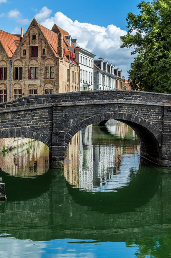 城市景观建筑沿着的运河使用弗兰德斯比利时