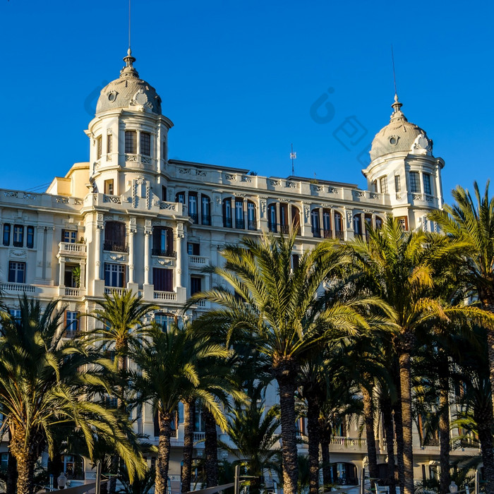 体系结构和棕榈树的地中海城市利坎特西班牙