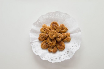 传统的饼干提出了托盘白色背景传统的饼干与杏仁提出了托盘白色背景