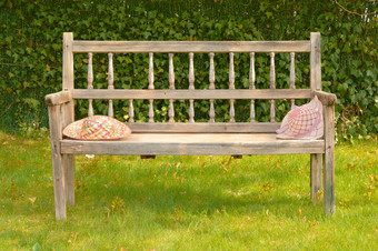 古老的<strong>木板</strong>凳上花园与两个稻草帽子阳光明媚的一天古老的<strong>木板</strong>凳上花园与两个稻草帽子