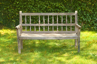 古老的<strong>木板</strong>凳上花园阳光明媚的一天古老的<strong>木板</strong>凳上花园