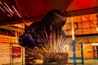 工人焊接钢部分工厂