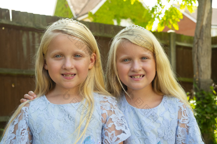 肖像前青少年双胞胎高加索人女孩看的相机主题姐妹兄弟姐妹双胞胎感情