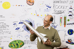 中间岁的高加索人火箭科学家站前面天文学图纸墙部门火箭科学