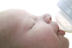 两个周老高加索人婴儿护理瓶牛奶