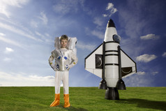 年轻的高加索人男孩穿着宇航员站前面他的火箭主题想象力梦想愿望