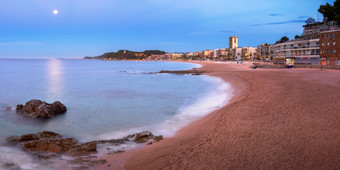 略雷特三月西班牙6月全景略雷特三月海滨加泰罗尼亚西班牙略雷特三月大多数受欢迎的科斯塔布拉瓦度假胜地和位于只有从巴塞罗那