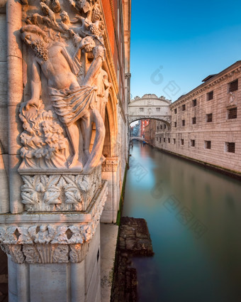 醉酒诺亚雕塑和桥叹了口气日出威尼斯意大利