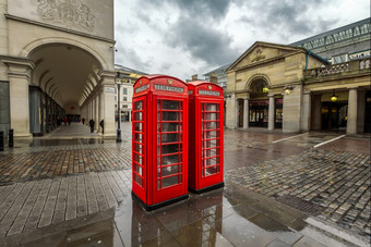 红色的电话盒子考文特花园市场多雨的一天伦敦红色的电话盒子考文特花园市场多雨的一天伦敦曼联王国